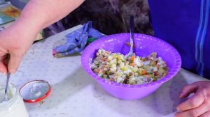 Деревня утро сонный сын помогает маме снимать пробу с утреннего салата Мама не знает как женить сына