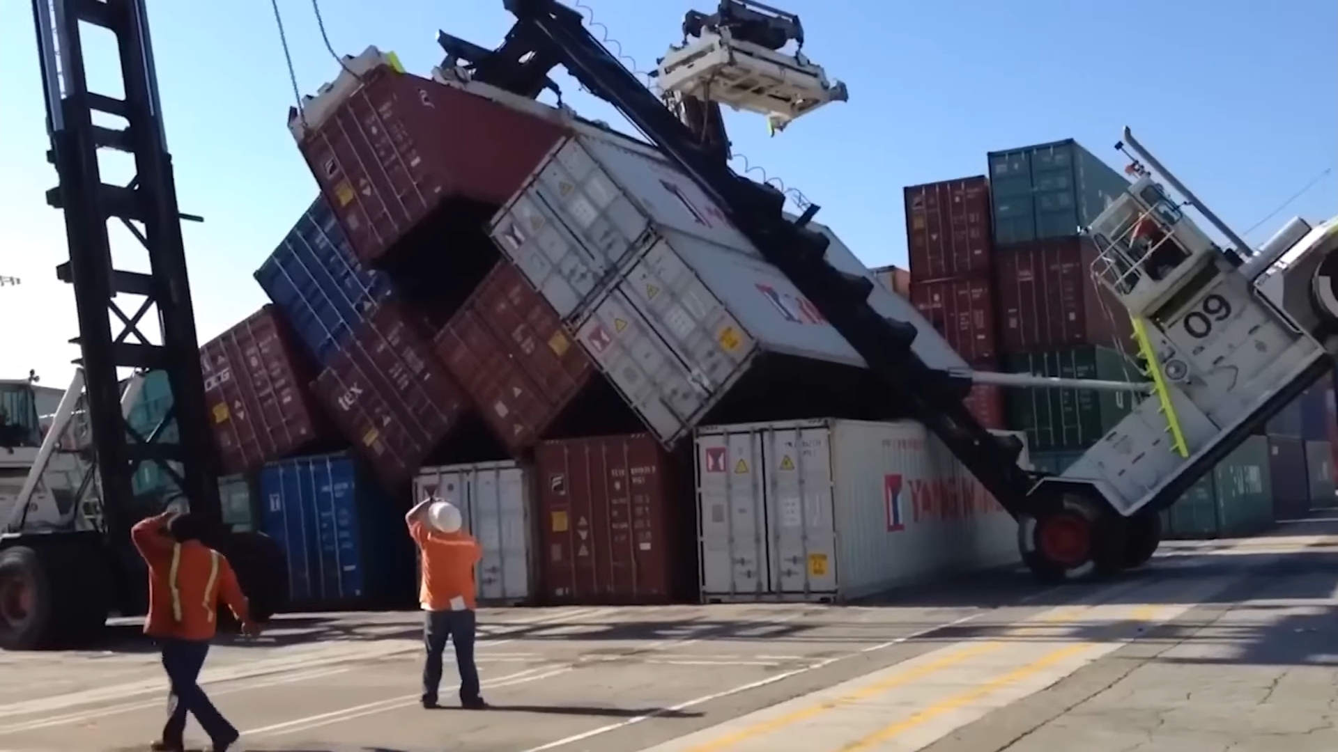 Полные идиоты на работе. Невезения, приколы, юмор. смотреть онлайн