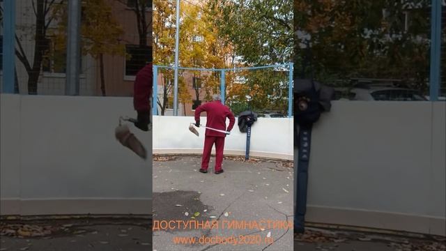 Упражнения с мечом Цзянь на спортплощадке (72)