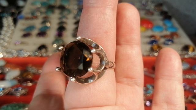 Распродажа колец по низким ценам с камнем натуральных и выращенных.