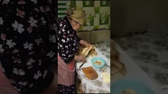 Ыстық нанды сары майға арластырып бердім! #ауылөмірі #тапанан смотреть онлайн