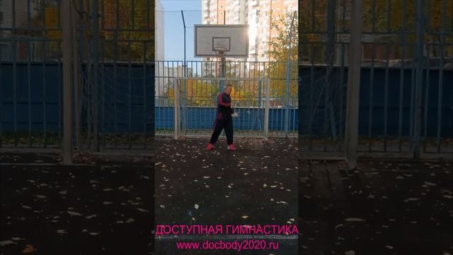 Упражнения с мечом Цзянь на спортплощадке (58)