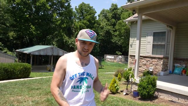 Dude BASHES FACE after trying to run from getting called out on Camera смотреть онлайн