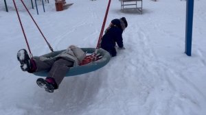 Я и моя сестра Сашка обожаем гулять во дворе