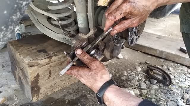 Если заклинил суппорт. Как извлечь поршень _The car's caliper is stuck.How to remove the piston_ смотреть онлайн