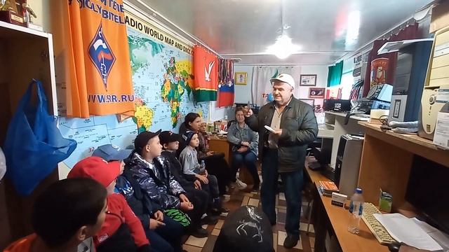 АЗНАКАЕВО РАДИОСТАНЦИЯ ВРУЧЕНИЕ КАРТОЧЕК С АВТОГРАФОМ КОСМОНАВТА СЕРГЕЯ РЫЖИКОВА РЕБЯТАМ ИЗ С САРЛЫ