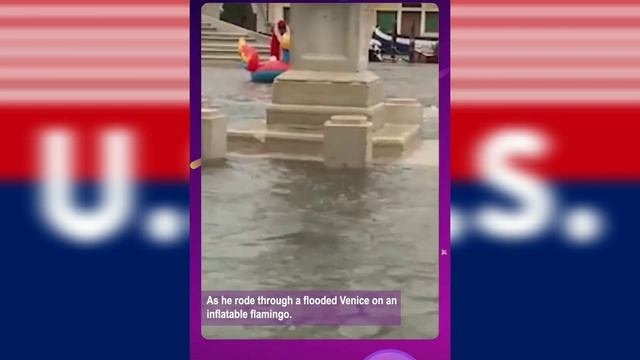 Santa spotted riding inflatable flamingo through flooded Venice. смотреть онлайн