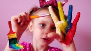 Учим цвета. Детская песенка семья пальчиков.Ариша раскрашивает красками пальчики.Разноцветная рука.