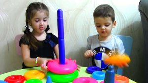 Маша и Ваня играют в веселые детские игры