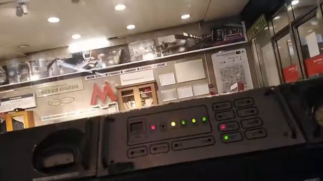 Запуск поезда метро 81-717 в настоящей в кабине смотреть онлайн