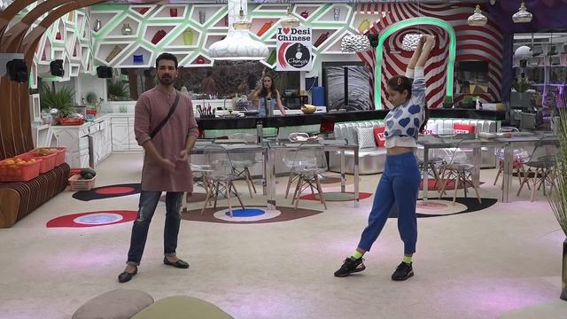 Bigg Boss S14 | बिग बॉस S14 | Rubina Tries The Handstand