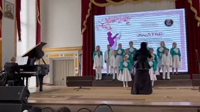 Л.Соловьева «Музыка» Младший хор «Непоседы»🎼🎹💛 смотреть онлайн