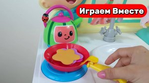 Играем в игрушки из мультиков ! КОКОМЕЛОН ! Микки Маус ! Кормим Малыша ! Видео для детей !