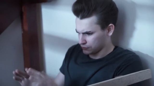 Кузьма танцует голый!