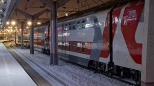 Двухэтажный Поезд Санкт-Петербург - Москва  на станции Москва Ленинградской вокзал