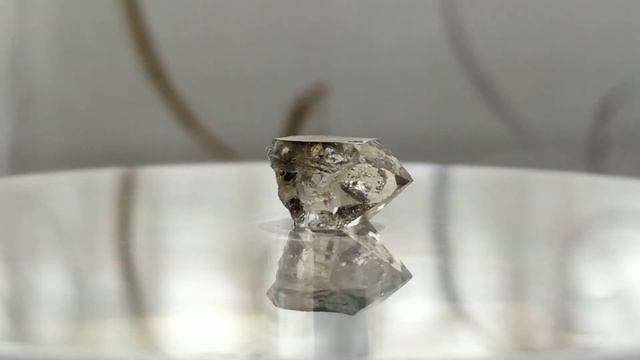 Красивый кристалл дымчатого кварца. Включение нефти. смотреть онлайн