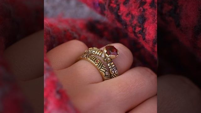 Позолоченное кольцо с красным гранатом спессартитом (RMR6) смотреть онлайн