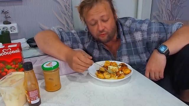 Ем жаренные пельмени