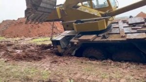 25 тонный автокран увяз в грязи.