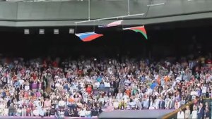 Флаг США падает под гимн России