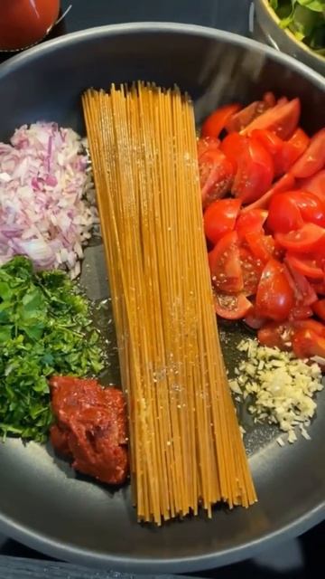 10 min Pasta 🍝 mit Tomatensoße und Blattspinat 😍 #shorts #rezepte #schnellerezepte #onepotmeal