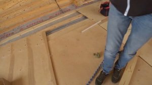 Проводка в металлических трубах в доме из оцилиндрованного бревна