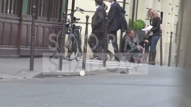 Blur lead singer Damon Albarn was in Paris, happy ! смотреть онлайн