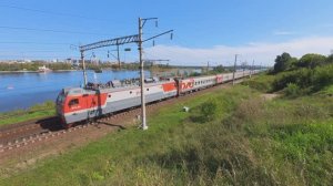 Пассажирский поезд РЖД из Улан-Батора с монгольскими вагонами в Иркутске | Железная дорога России