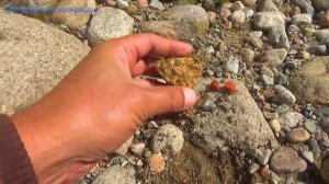 Лежал оранжевый опал среди кучи камней