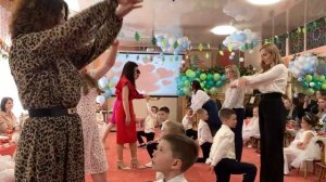 Танец мальчиков с мамами «Как – же ты красив, мой мальчик!» Группа №11 "Почемучки"