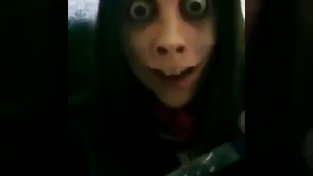 Шок МОМО с ножом в руках смотреть онлайн