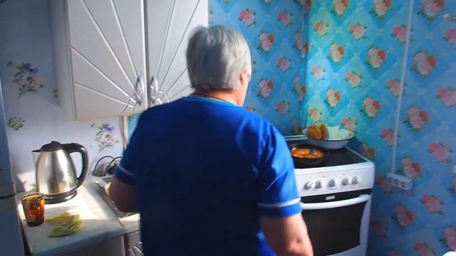 Ем ананасы с беляшами Готовим с мамой пирожки домашние Обед в кругу семьи по-деревенски Участок-дом