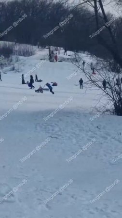 ДОКАТАЛСЯ: в Центральном парке парень на ватрушке влетел в столб. Его госпитализировали. 😲