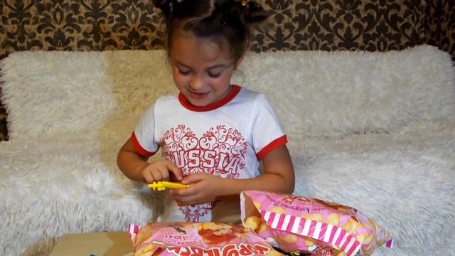 КОРОЧЕ ГОВОРЯ Маша ЛУЗЕРМУХА в глаз Распаковка кукурузных палочек с сюрпризом.