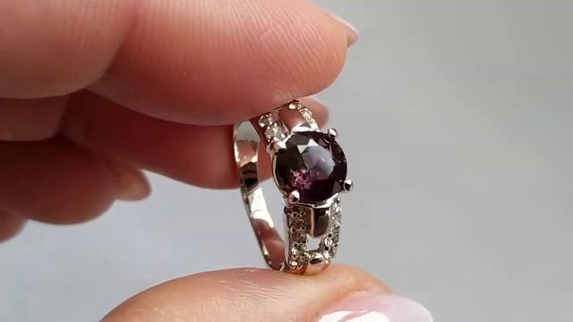 Кольцо с бирманской пурпурной шпинелью 1.47ct и белыми топазами, день смотреть онлайн