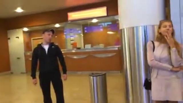 Фанат футбола встречает сборную!!!