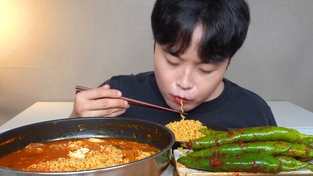 [와차밥] 🌶🌶 김치열라면 고추김치 요리 먹방 Spicy Kimchi Ramen & Chili Kimchi ASMR MUKBANG EATING SHOW смотреть онлайн