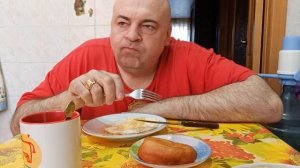 Мукбанг. Омлет с сыром, пирожки с печенью и кофе. О борцах за свободу.