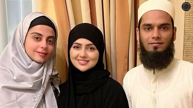 Yashma Gill Met Sana Khan || Indian Famous Actress Sana Khan Performed Umrah