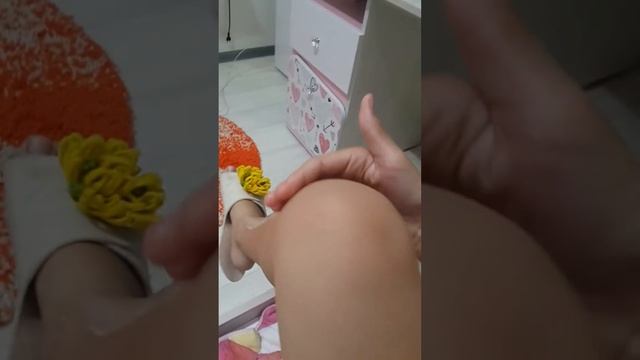 Эля мажет на себя крем "Avene" |♕The Elya♕ | смотреть онлайн