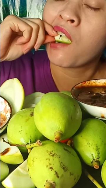Eat fresh mango with delicious sauce смотреть онлайн
