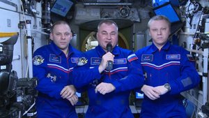 Российские космонавты поздравили россиян с Днем защитника Отечества с борта МКС