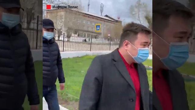 Баир Жамбалов у здания суда смотреть онлайн