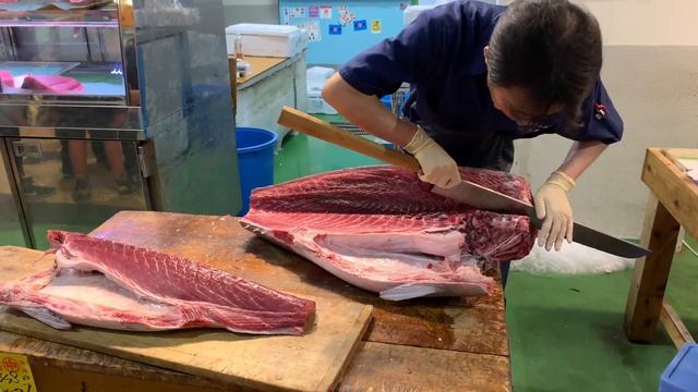Tuna cutting. Tsukiji fish market. Tokyo. Огромный тунец Разделка на рынке в Токио. смотреть онлайн