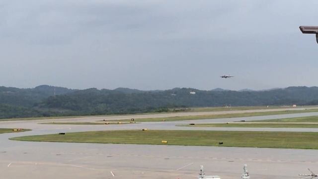 Grumman EA-6B Prowler Low Flyby - Yeager Airport смотреть онлайн