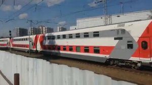 Электровоз ЭП1М 644 с двухэтажным пассажирским поездом Москва-Адлер.