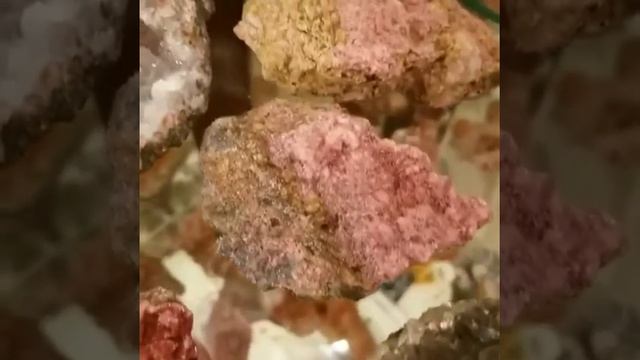 Roselite and Amethyst with Pink Agate смотреть онлайн