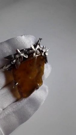 Янтарная брошь - кулон. Натуральный балтийский янтарь.