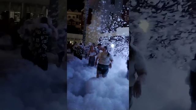 Side Royal paradise Сиде Роял Парадайз пенная вечеринка возле сцены август 2022 смотреть онлайн