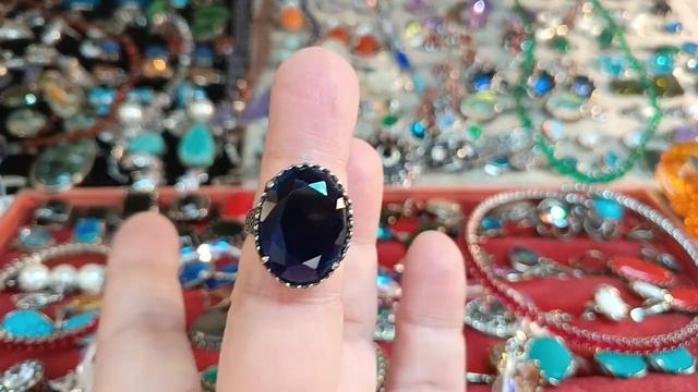 Распродажа по низким ценам колечек с натуральными и выращенными самоцветами.